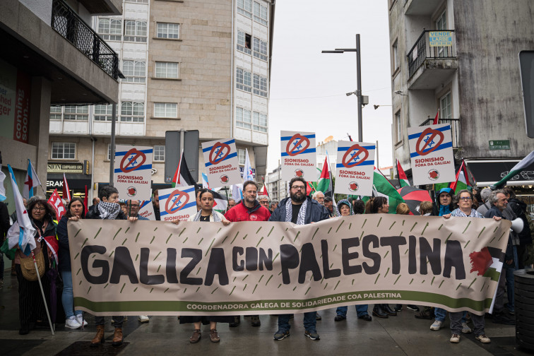 Protesta en A Toxa por ante la participación en el Foro de Ehud Olmert, exprimer ministro de Israel