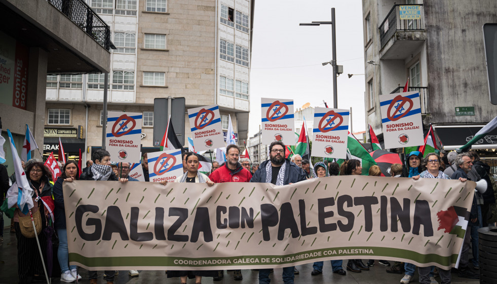 Manifestantes portan pancartas durante las protestas ante la presencia de Ehud Olmert, exprimer ministro de Israel  en el Foro La Toja, a 4 de octubre de 2025, en la Illa da Toxa, Pontevedra.