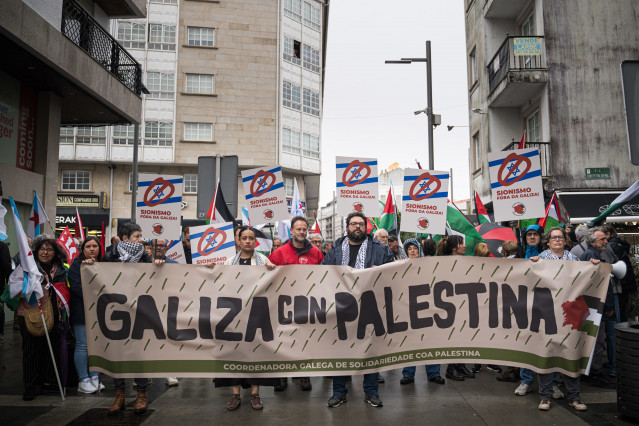 Manifestantes portan pancartas durante las protestas ante la presencia de Ehud Olmert, exprimer ministro de Israel  en el Foro La Toja, a 4 de octubre de 2025, en la Illa da Toxa, Pontevedra.