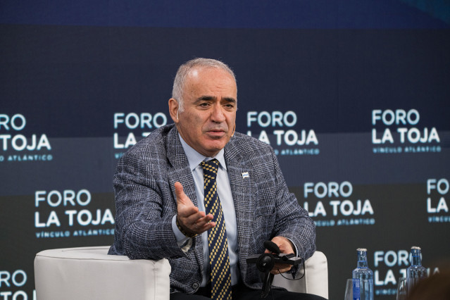 El Chairman Renew Democracy Iniciative, Garry Kasparov, interviene durante la última jornada del ‘Foro de La Toja - Vínculo Atlántico’ 2025, en el Eurostars Gran Hotel La Toja, a 4 de octubre de 2025, en la Illa da Toxa, Pontevedra, Galicia.
