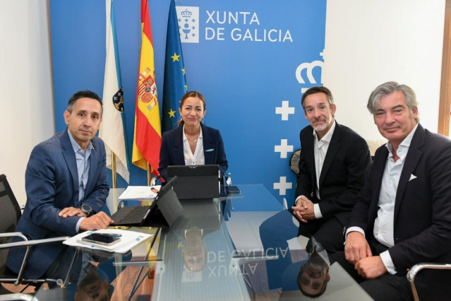 La conselleira do Mar, Marta Villaverde, reunida.