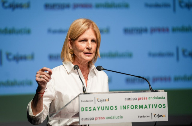 La alcaldesa de Jerez y presidenta de la FEMP, María José García-Pelayo, durante su intervención en los Desayunos Informativos de Europa Press como presentadora del consejero de Presidencia, Antonio Sanz.