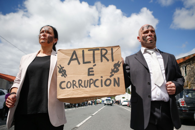 Archivo - Dos personas protestan durante una manifestación contra la empresa de celulosa Altri, a 26 de mayo de 2024, en Palas de Rei, Lugo, Galicia.