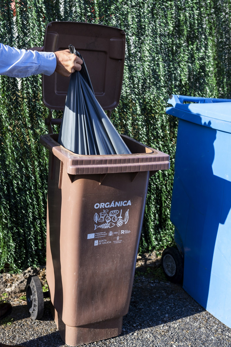 El tímido despertar del contenedor marrón en Galicia, clave para un recibo de la basura más barato