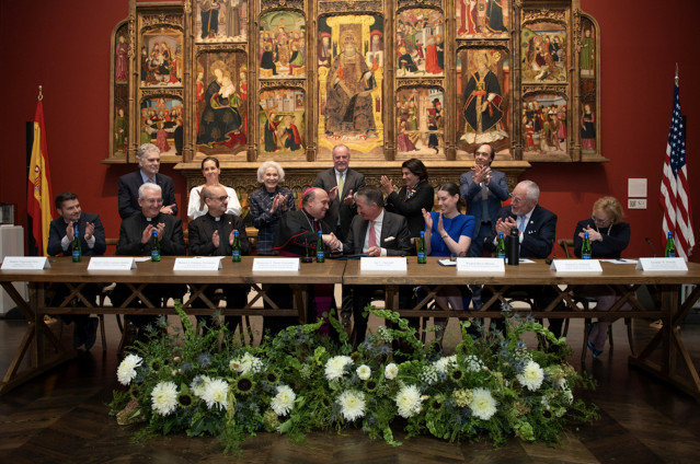 El Arzobispo De Santiago De Compostela, Francisco Prieto, Ha Firmado En Dallas (Estados Unidos) Un Acuerdo Con El Meadows Museum Para Exponer En Este Centro De Texas Piezas De La Catedral Compostelana En Una Gran Muestra En 2027.