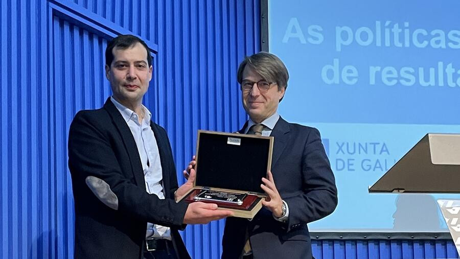 Sande Veiga recibe de manos del conselleiro Corgos el premio Manuel Colmeiro 2024 por la investigaciu00f3n en la que se basa su u00faltimo libro