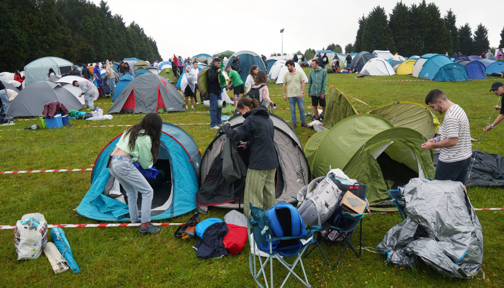 Archivo - Varias personas llegan a la primera jornada del festival O Son do Camiño, a 12 de junio de 2025, en Santiago de Compostela, A Coruña