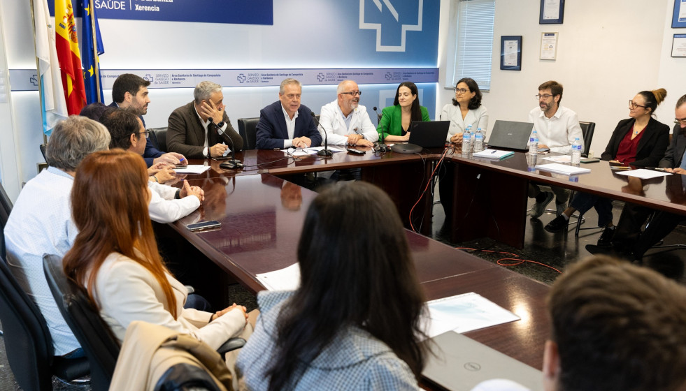 El conselleiro de Sanidade, Antonio Gómez Caamaño, junto con el gerente del Sergas, José Ramón Parada, y el gerente del área sanitaria de Santiago de Compostela e Barbanza, Ángel Facio, en la pr