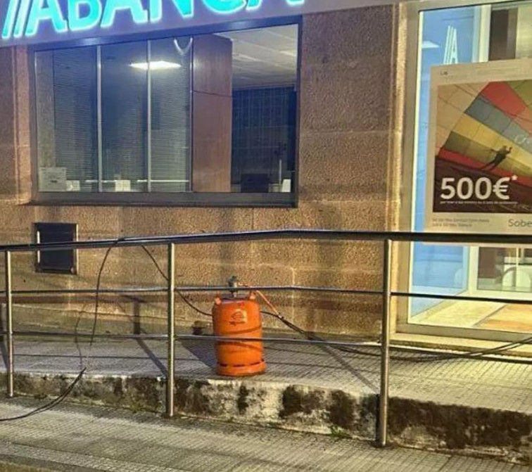 ¿Una bombona como explosivo contra un Abanca? Inusual intento de atraco en O Porriño