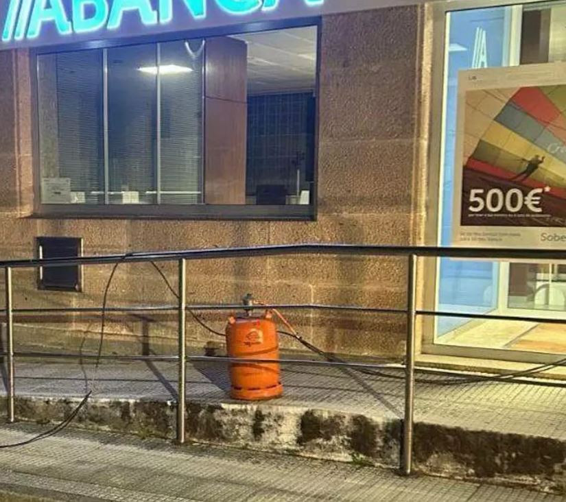 Bombona de butano en la calle de Crecente frente a la sucursal de Abanca