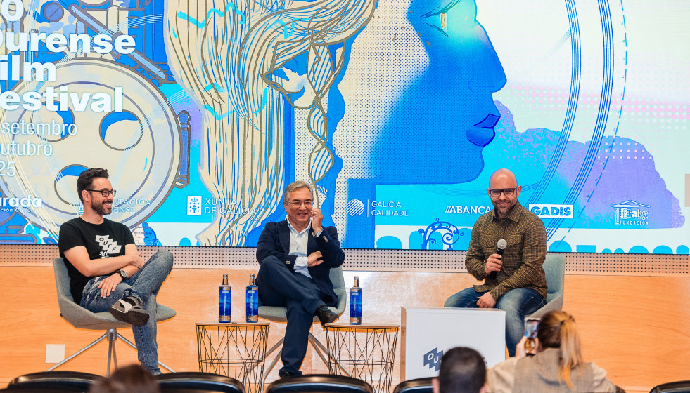 El director del Ourense Film Festival (OUFF), Óscar Doviso, presenta el balance del festival acompañado del presidente de la Diputación de Ourense, Luis Menor, en el Centro Cultural Marcos Valcárc