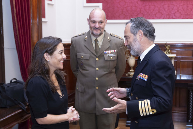 Reunión de la alcaldesa de A Coruña, Inés Rey, con representantes de Defensa