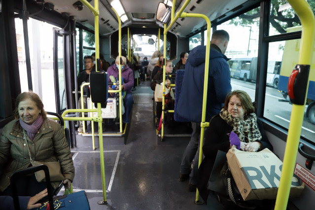 Archivo - Varias personas con y sin mascarillas en el interior de un autobús urbano . A 08 de febrero de 2023, en Málaga (Andalucía, España). El uso de las mascarillas en los transportes públicos de España deja de ser obligatorio hoy, una vez publicada en