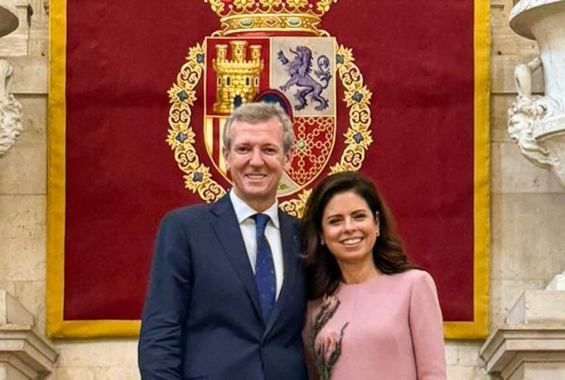 Alfonso Rueda y su mujer Marta Coloret en una pasada ediciu00f3n del 12 de octubre en Madrid en una foto de la Xunta