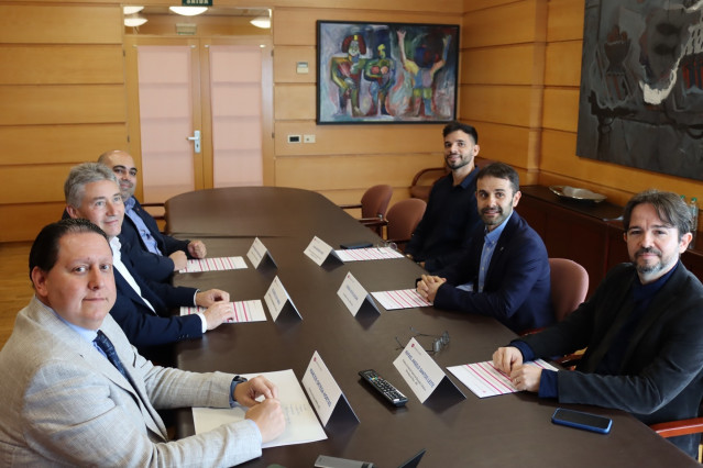 El rector de la UDC, Ricardo Cao, junto con miembros del grupo VARPA como su director, Marcos Ortega, junto a responsables un nuevo proyecto de Inteligencia Artificial (IA) relacionado con la salud