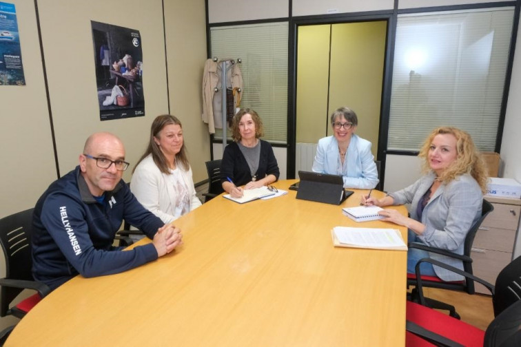 Percebeiros de Cariño y Consellería do Mar se reúnen para analizar la gestión de este recurso