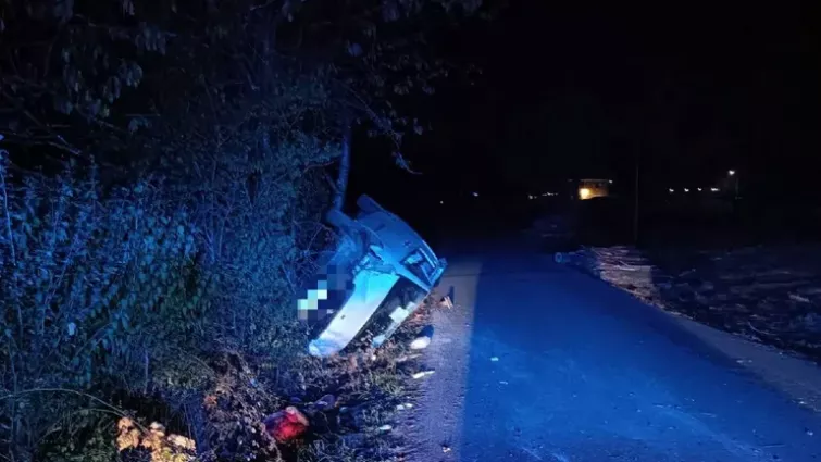 Accidente mortal al volcar un coche en Os Vales, Castro de Rei