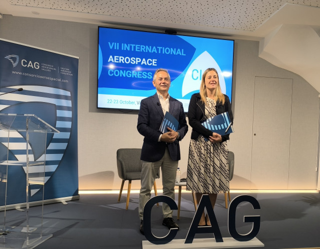 El presidente y la secretaria técnica del Consorcio Aeronáutico Gallego (CAG), Enrique Mallón y Jennifer González, en la presentación del VII Congreso Internacional Aeroespacial.