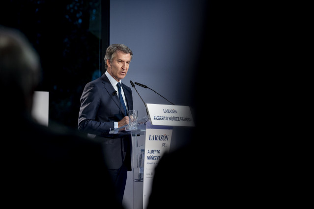El presidente del Partido Popular, Alberto Núñez Feijóo, participa en ‘La Razón de…’, en la sede de La Razón.