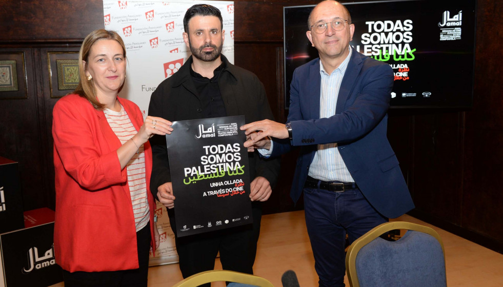 El  director del festival, Ghaleb Jaber Martínez (al centro), el director xeral de Cultura de la Xunta , Anxo M. Lorenzo (derecha),  y la concejala de Capital Cultural del ayuntamiento de Santiago, M