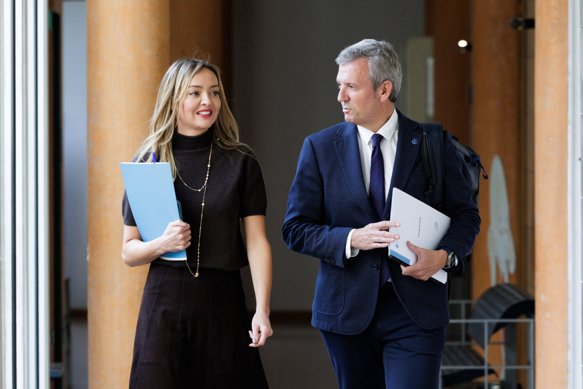 El titular del Ejecutivo gallego, Alfonso Rueda, acompañado por la conselleira de Política Social, Fabiola Garcia, en la rueda de prensa posterior a la reunión del Consello