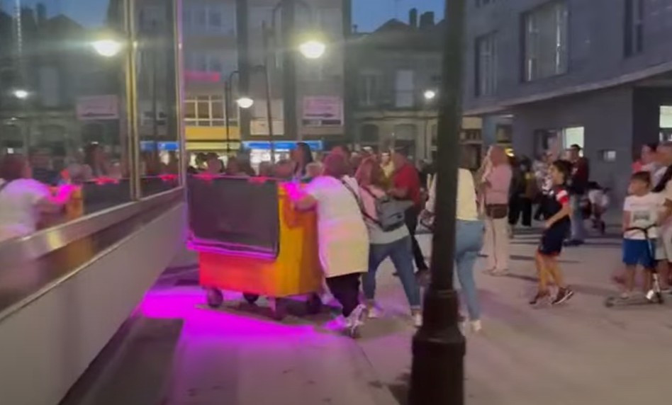 Contenedor empujado durane las protestas en Cangasjpg