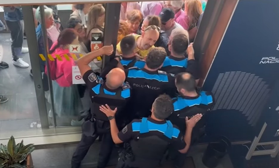 Ciudadanos intentando entrar en el Ayuntamiento de Cangas