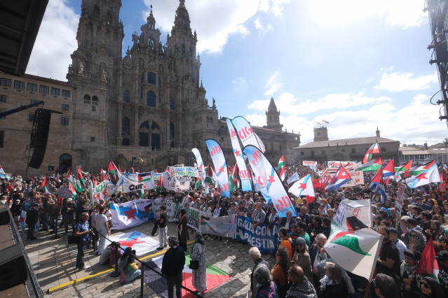 Decenas de personas durante la manifestación 'Galicia con Palestina', a 5 de octubre de 2025, en Santiago de Compostela, A Coruña, Galicia (España). La protesta está convocada por la Coordinadora Galega de Solidariedade con Palestina, bajo el lema ‘Galiza
