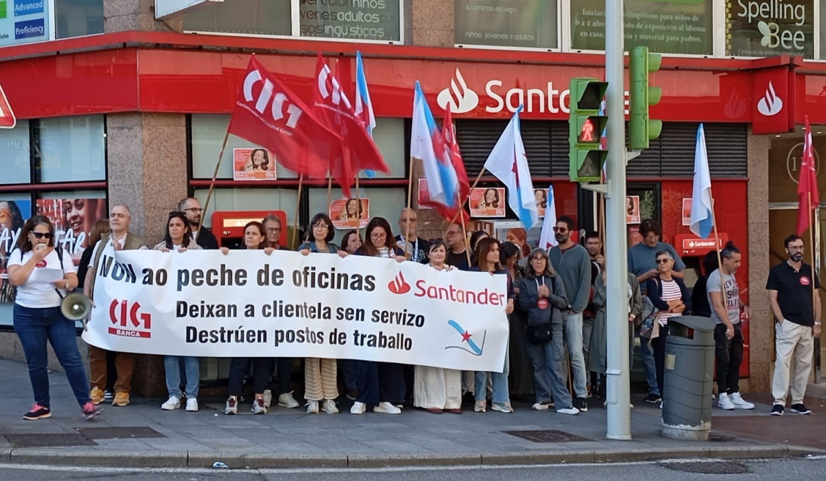 Protesta contra el cierre de oficinas del Santander en una foto de CIG