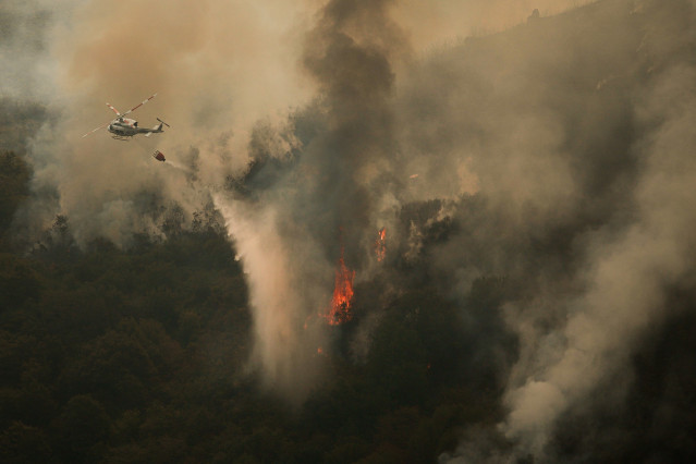 Archivo - Efectivos aéreos de los bomberos durante las labores de extinción del incendio de Avión, a 25 de agosto de 2025, en Avión, Ourense (España).