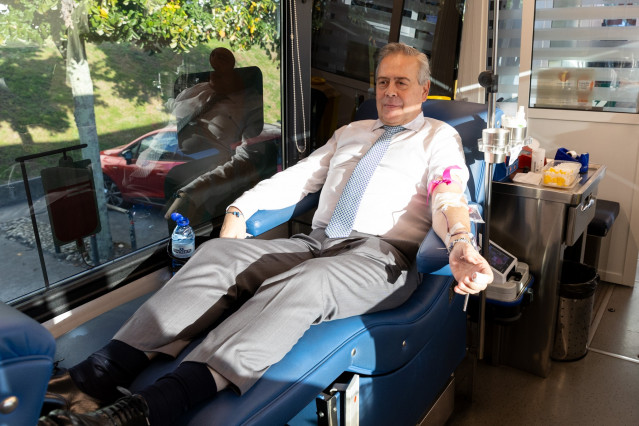 El conselleiro de Sanidade, Antonio Gómez Caamaño, ha acudido esta mañana a donar sangre.