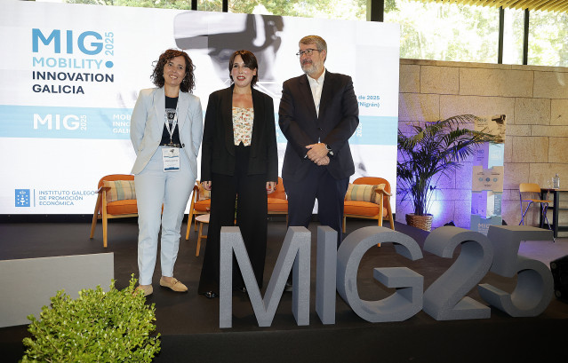 (I-D) La Presidenta Del CEAGA, Patricia Moreira; La Conselleira De Economía E Industria, María Jesús Lorenzana; Y El Director De Stellantis Vigo, José Luis Alonso Mosquera, En El Foto Mobility Innovation Galicia (MIG 2025).