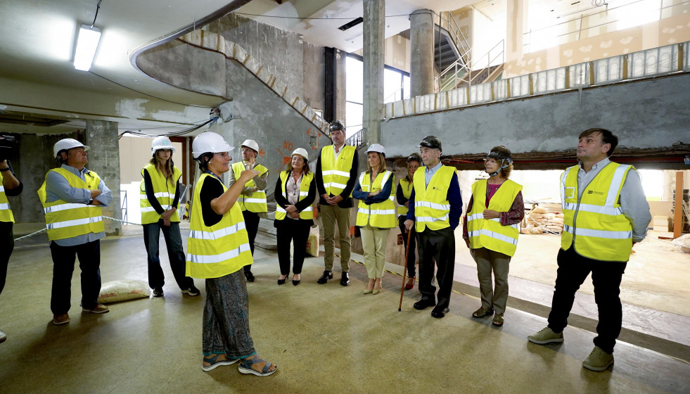 El conselleiro de Cultura, Lingua e Xuventude, José López Campos; la vicepresidenta de la Diputación de Pontevedra, Luisa Sánchez; y la delegada de la Xunta en Vigo, Ana Ortiz, en la primera visit
