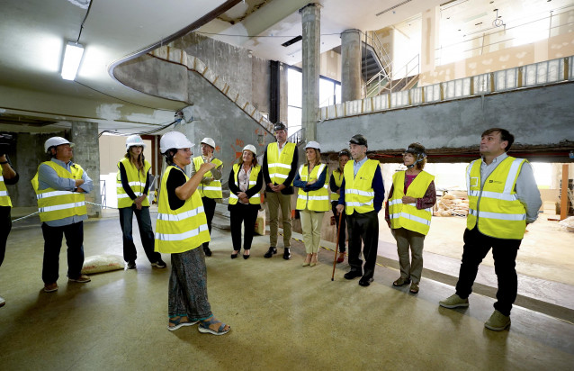 El conselleiro de Cultura, Lingua e Xuventude, José López Campos; la vicepresidenta de la Diputación de Pontevedra, Luisa Sánchez; y la delegada de la Xunta en Vigo, Ana Ortiz, en la primera visita guiada al Teatro Fraga de Vigo, a 15 de octubre de 2025