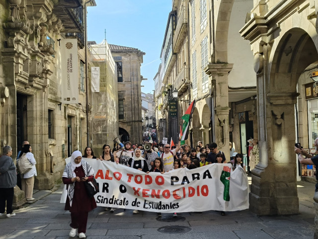 Manifestantes salen por las calles de Santiago de Compostela en una protesta a favor de Palestina.