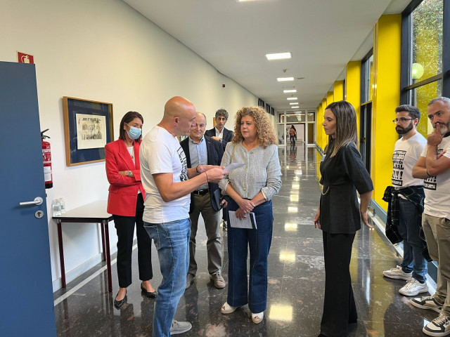 Profesorado Especialista en Sectores Singulares de la FP reclama mejores salarios al entregar 1.400 firmas a la Xunta.