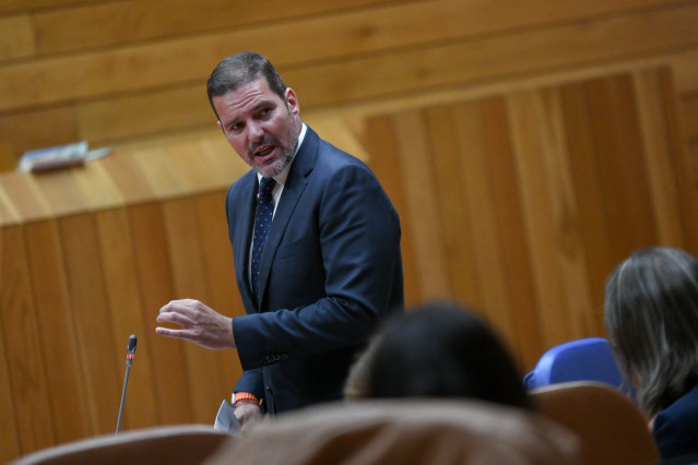 El conselleiro de Cultura, José López Campos, responde a una pregunta parlamentaria en la Cámara gallega.