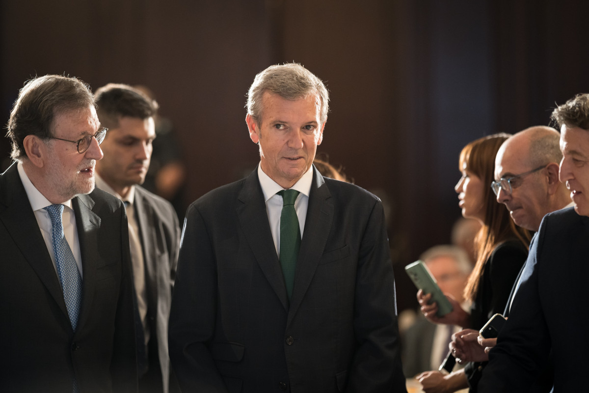 El expresidente del Gobierno, Mariano Rajoy, y el presidente de la Xunta, Alfonso Rueda, durante un desayuno informativo de Fórum Europa, en el Real Casino Gran Círculo de Madrid, a 16 de octubre de