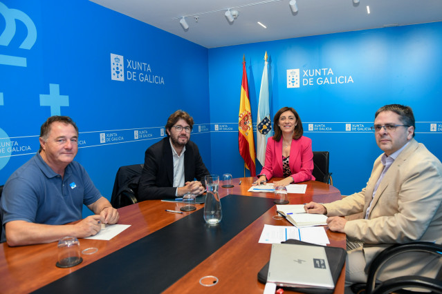 La conselleira de Medio Ambiente, Ángeles Vázquez, y el alcalde de Arteixo, Carlos Calvelo, en una reunión