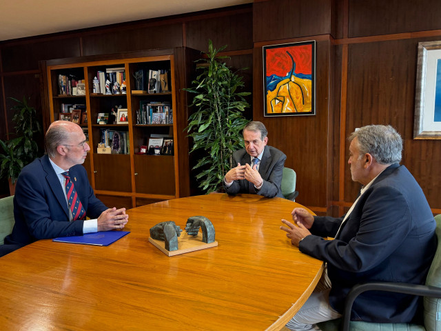 Reunión entre el alcalde de Vigo, Abel Caballero (c), el concejal vigués de Fomento, Francisco Pardo (d), y el alcalde de Baiona, Jesús Vázquez Almuíña (i) para abordar los problemas de abastecimiento de agua en Baiona.