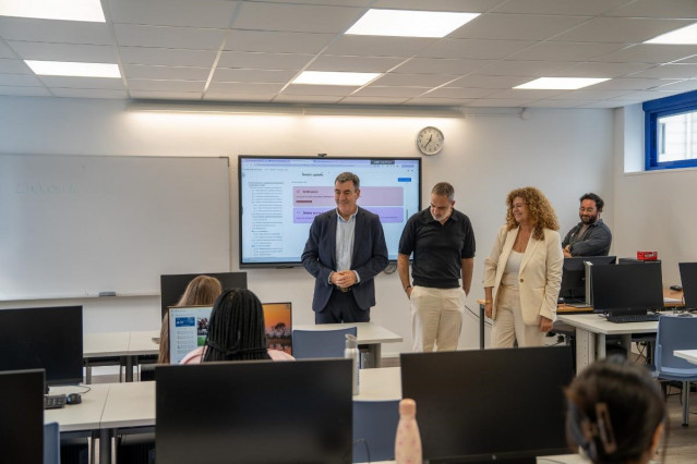 El conselleiro de Educación, Ciencia, Universidade e FP, Román Rodríguez, en el Centro Público de Educación para Personas Adultas de O Berbés, en Vigo, a 16 de octubre de 2025.