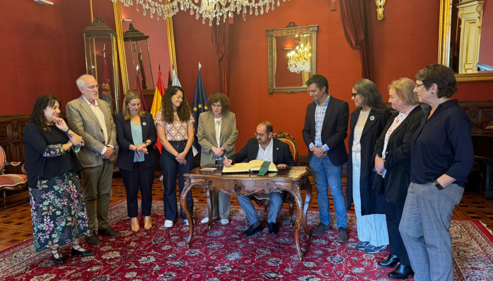 La RAG aborda con la alcaldesa de Santiago el mapa sociolingüístico escolar de la ciudad