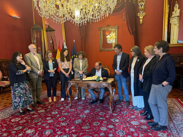 La RAG aborda con la alcaldesa de Santiago el mapa sociolingüístico escolar de la ciudad