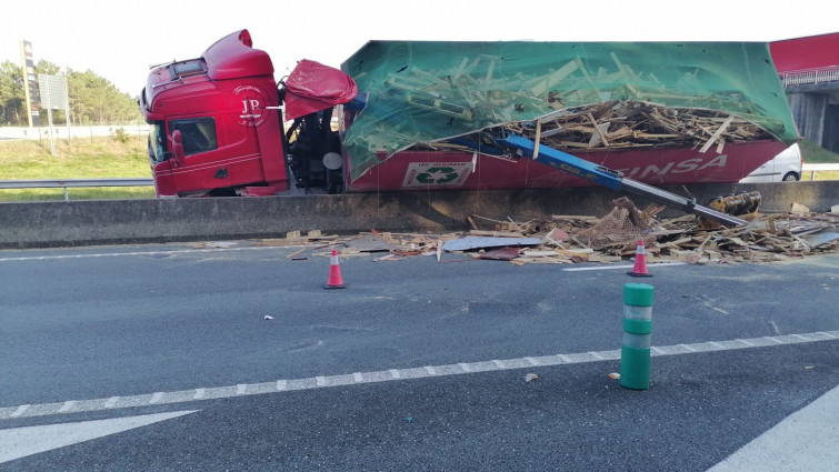 Corte de tráfico en la AP-9 por el accidente de un camión que transportaba madera y perdió la carga en Portas