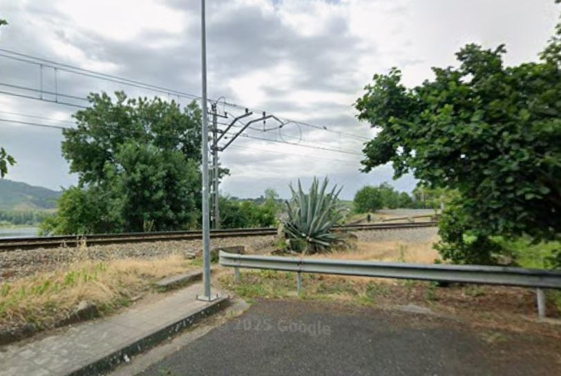 La vu00eda del tren a su paso por A Ru00faa de Petu00edn en una iamgen de Google Street View