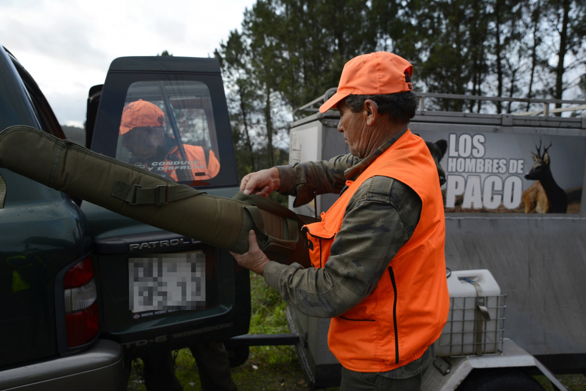 Archivo - Un hombre se prepara para cazar en los montes de Cameixa, a 12 de octubre de 2024, en Boborás, Orense, Galicia (España).