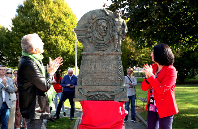 (I-D) El secretario general de la UGT, Pepe Álvarez, y la secretaria de Organización del PSOE, Rebeca Torró, descubren una escultura durante la celebración del nacimiento de Pablo Iglesias Posse organizado por el Partido Socialista, a 17 de octubre de 202