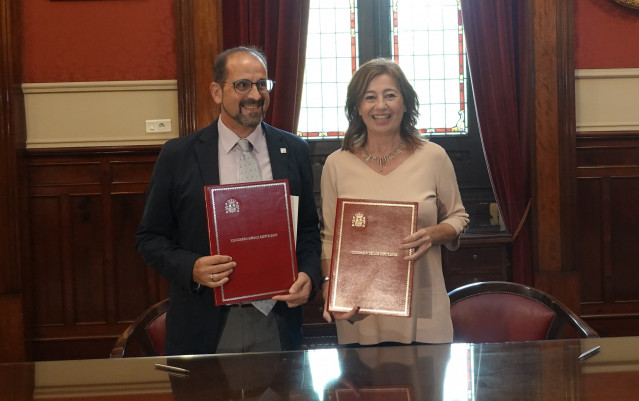 La presidenta del Congreso, Francina Armengol, y el presidente de la Real Academia Galega, Henrique Monteagudo, firman un convenio de colaboración