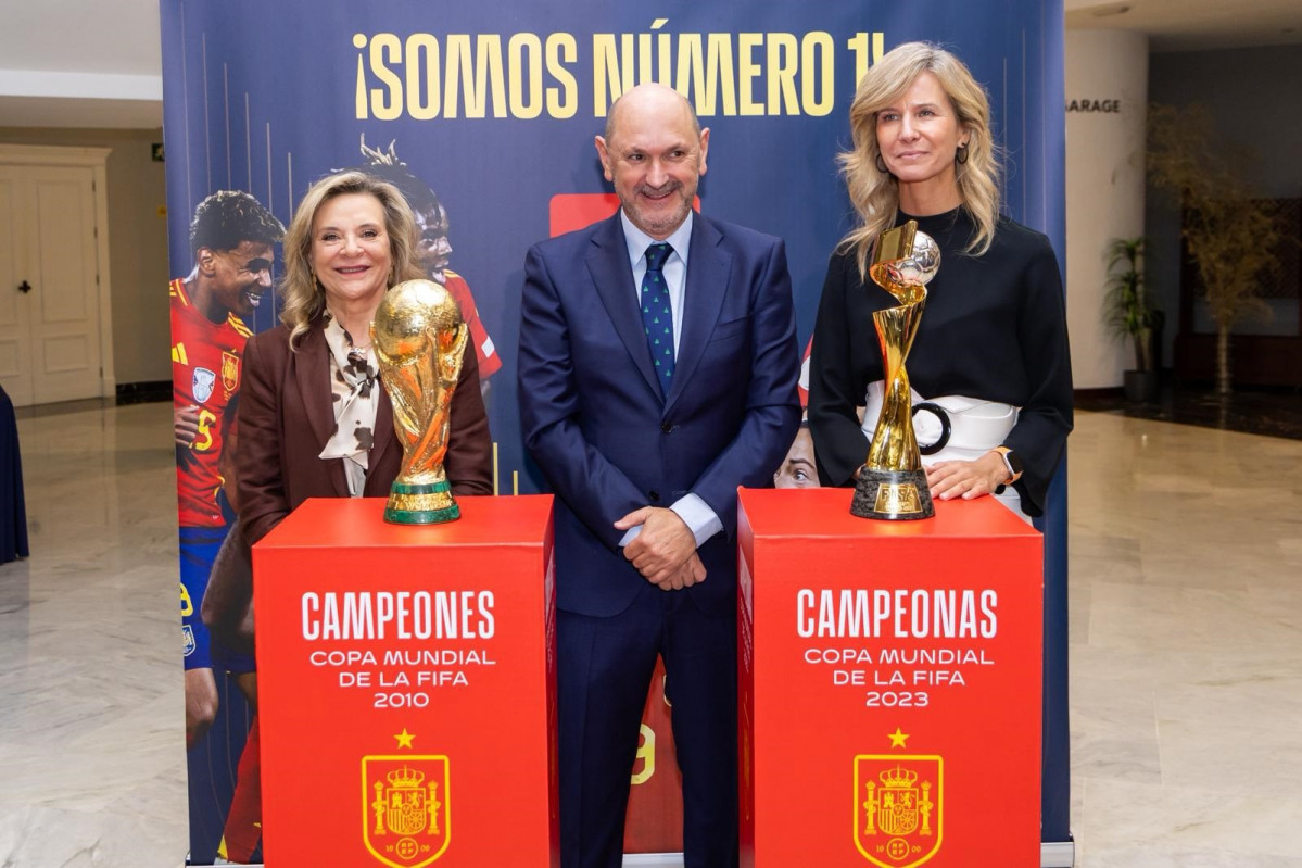 El presidente de la RFEF, Rafael Louzán, ha participado en un almuerzo-coloquio en el Círculo de Empresarios de Galicia en Vigo.