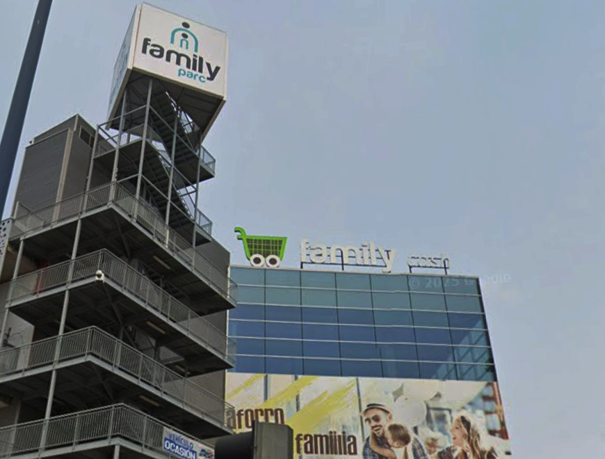 El Family Cash en el centro comercial Abella de Lugo en una foto de Google Street View